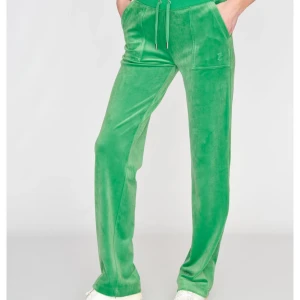 Juicy Couture  - Jättefina gröna juicy couture byxor, fint skick inte använda så mycket alls. I storlek xs men sytt in de där nere då de var för långa på mig som e 160, men de går att ta ut jättelätt (jag kan göra det åt dig om du vill)! Inga skador❤️ 