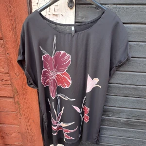 Svart blus stl L - Svart blus i stl L från Kappahl, använd fåtal gånger.