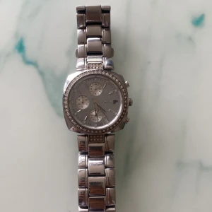 jättefin Dkny silver klocka  - oanvänd dkny klocka. jättebra skick och inte tajt i formen  