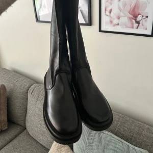 Höga stövlar  - Helt nya stövlar, endast prövade inomhus. Det är storlek 38 🩷