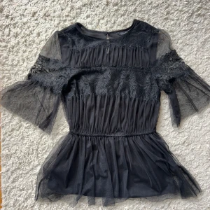 Spets blus happyholly - Så fin spets blus från happyholly. Påminner om by malina blusen. Storlek xs men passar även s. Köp sker via köp nu. Jag postar inom 24h. Kvar tills markerad såld 