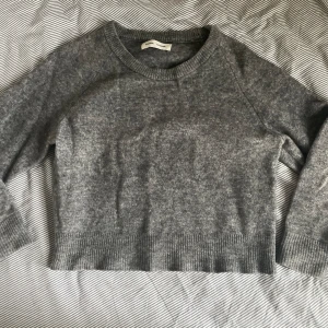Stickad samsøe samsøe tröja - Jättefin grå stickad tröja från samsøe samsøe i alpacka/merino ull/polyester blandning. Storlek M men sitter med som en S. Lite sliten vid armbågarna och halsen är lite stor annars väldigt fint skick!💓