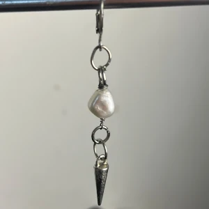 Elsa earring - Säljer detta handgjorda örhänge. Detta har jag gjort själv och är perfekt för de som gillar stockholmsstil💕