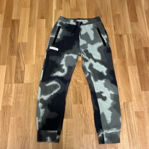 Mjuka byxor WOXO - Bra skick,inga fläckar,ganska nya. Har används ett antal gånger.