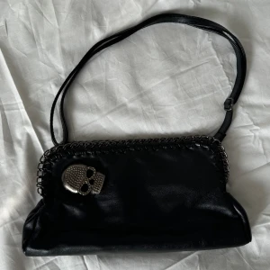 Väska med dödskalle - Skitsnygg väska med dödskalle, i mycket bra skick, secondhand