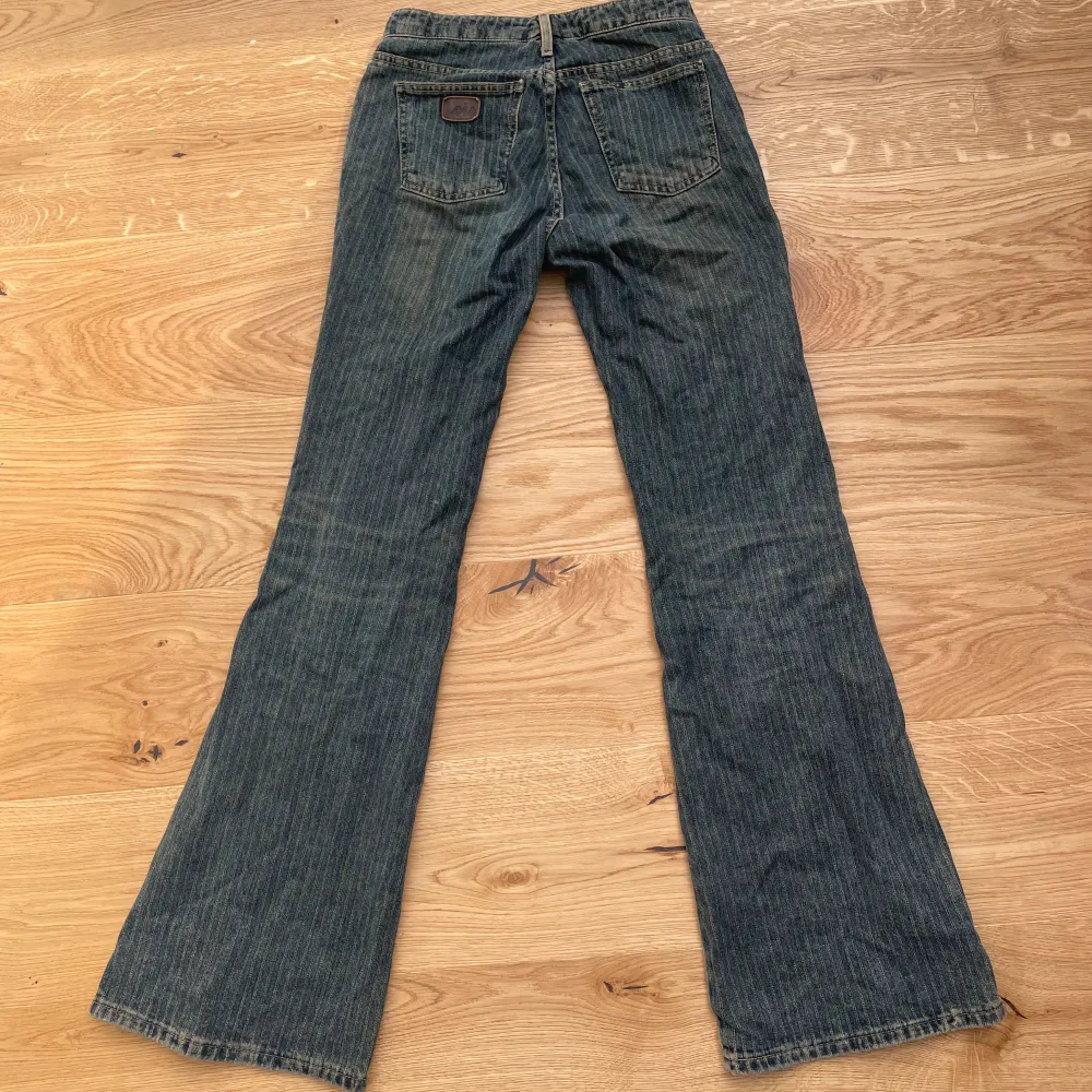 Säljer ett par klassiska blå bootcut jeans. De har en snygg vintage-look med en lätt utsvängd passform. Mycket bra skick, knappt använda!!❤️. Jeans & Byxor.