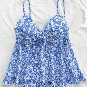 Blommig topp - Kommer inte till användning, i storlek xxs-xs 🥰