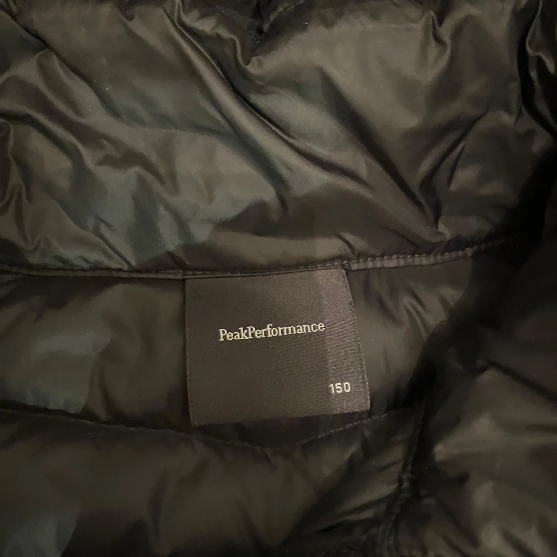 Svart dunjacka från Peak Performance - 90