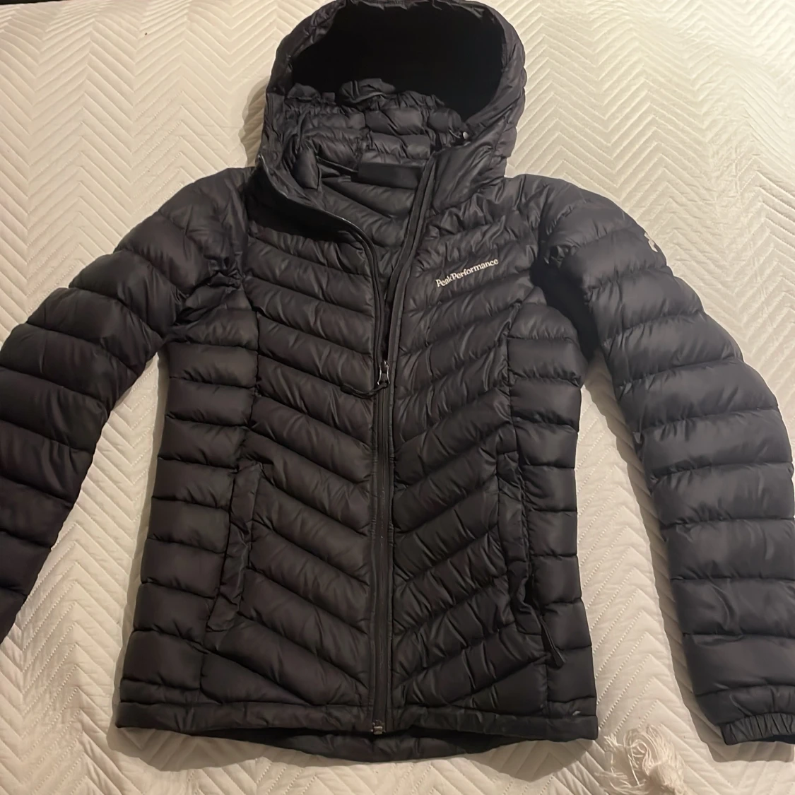 Svart dunjacka från Peak Performance