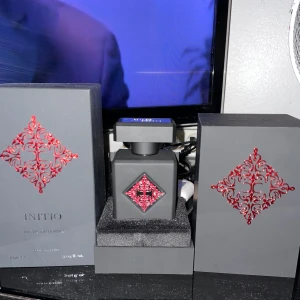 Initio Mystic Experience Eau de Parfum - Säljer en exklusiv parfym från Initio, Mystic Experience. Noter: Amber, Sandalwood, coffee, Musk, oakmoss. Cirka 85ml kvar. Köpt för 2.200kr mitt pris 1900kr