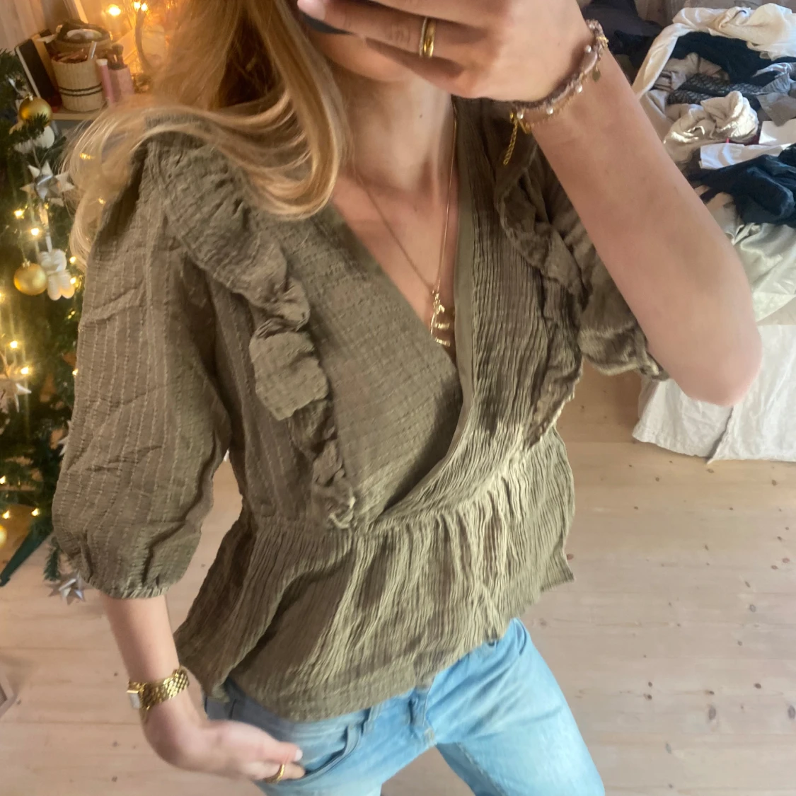 Trekvartsärmad volang blus