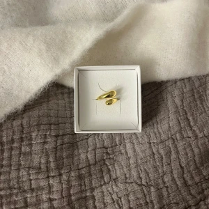 Guldig ring  - Oanvänd guldig ring 