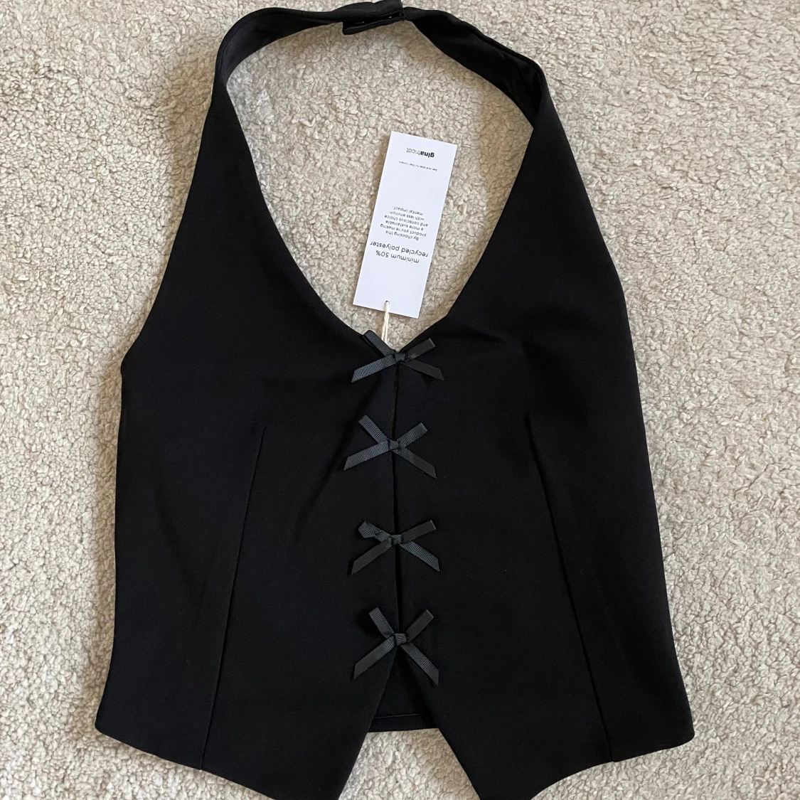 Svart väst med rosetter M oanvänd  - 92