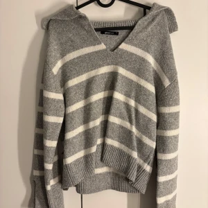 Stickad tröja - Snygg randning stickad tröja från Gina tricot😻 andvänd fåtal gånger❤️köpt för 400kr✨ 150kr snabbköp