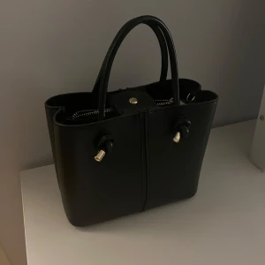 Handväska - Säljer min snygga handväska från Zara❤️❤️ använd fåtal gånger så väldigt bra skick!!