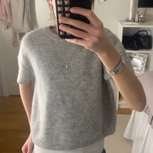 Kortärmad stickad tröja  - Säljer denna mysiga kortärmade stickade tröjan! Köpt på Gina Young och har endast blivit använd några få gånger så har inga defekter! ❣️