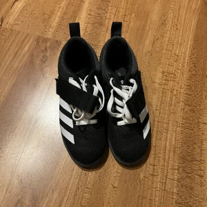 Adidas powerlift 5 - Lyftarskor från adidas, använda men i gott skick