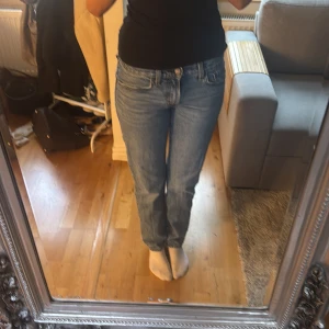 Blå jeans från Levi's - Säljer ett par klassiska blå Levi's jeans i modellen 'Medy Straight'. De har en normal passform och  jeansens design inkluderar de ikoniska bakfickorna med märkets logotyp. Pris går att diskuteras vid snabb affär. 💕