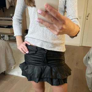 Svart volangkjol - Säljer denna skinnkjol jag sytt själv!! Skulle säga att den passar mellan xxs-xs, skriv för fler frågor mm!!💞