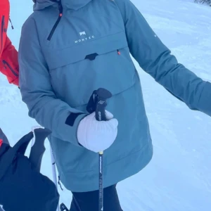 Grön vindjacka från Montec - Säljer en grön vindjacka från Montec med huva och dragkedja. Använd men ser ut som ny. Nypris är 2300. 