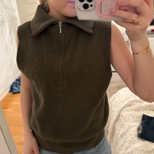 Mörkgrön stickad väst - Så snygg!