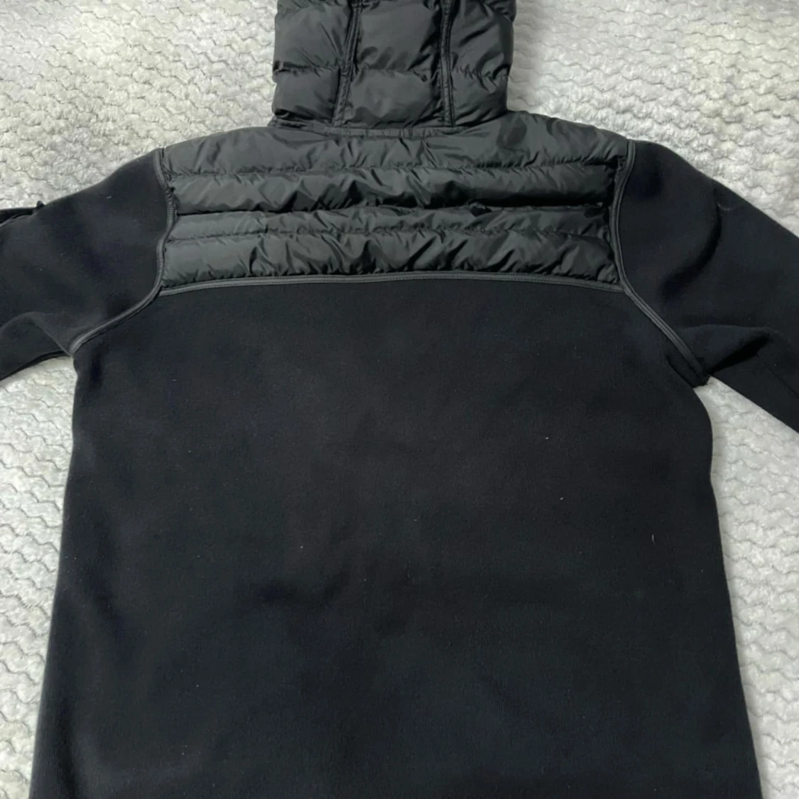 Svart pufferjacka med huva - 1