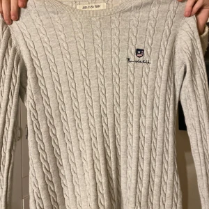 Grå stickad tröja från Barbour - Grå kabelstickad tröja från Barbour 💞