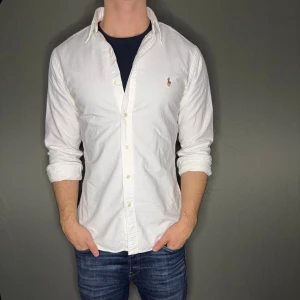 Ralph lauren skjorta - Hej säljer nu min fina Ralph Lauren skjorta i storlek M. Den är i nyskick och kommer vara otroligt snygg i höst/vinter. Nypris cirka 1500kr! Vi kommer att sälja liknande produkter nu närmare vinter så glöm inte följa profilen!🌊🍾