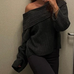 Mörkgrå offshoulder tröja - Säljer en snygg mörkgrå offshoulder tröja med ribbad struktur