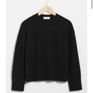 Svart stickad tröja - Supersnygg populär stickad tröja från & other stories!! Använd lite men inga tecken på användning och bra skick 💞 köpt för 550 ! Fråga för fler bilder 🥰