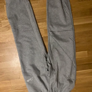 Grå mjukisbyxor från Corteiz - Säljer ett par grå mjukisbyxor från Corteiz. Byxorna har en elastisk midja och är tillverkade i ett mjukt material för maximal komfort. Perfekta för en avslappnad stil. Storleken är S-M. Om du undrar något så är det bara att skriva