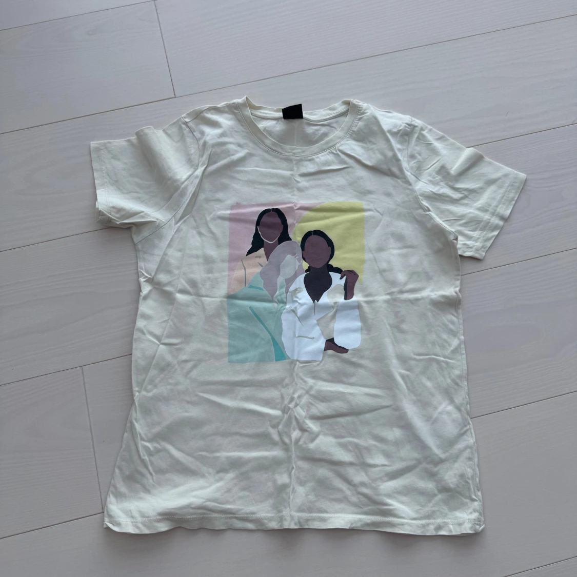 Vit t-shirt med tryck - 2