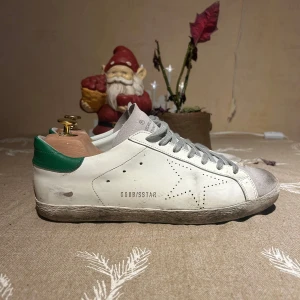 Golden goose  - Hej! Säljer mina golden goose i storlek 44 som är otroligt sköna och stilrena. Dustbag medföljer men glömt vad jag lagt den någonstans så därför inte med på bilderna.