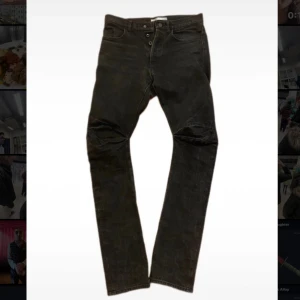 Civilized Banana cut jeans - Ett par as feta banana cut jeans i size 1 dom har tjockt jeans tyg och sitter bra på.                                                                          Mått: Midja:41cm Lår:26cm Knä:18cm Benöppning:18cm Ytterben:114cm            Priset kan diskuteras vid snabb affär och kan också gå med på trades så kom med offers!!!