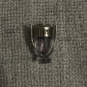 Parfymflaska i form av en trofé. Invictus! - PRIS KAN DISKUTERAS! Tveka inte att höra av er! Säljer en Invictus parfymflaska formad som en trofé.. Perfekt för den som vill ha en NY parfym i sin samling för billig peng. NÄSTAN ALLT KVAR I FLASKAN!! Kartong saknas tyvärr.