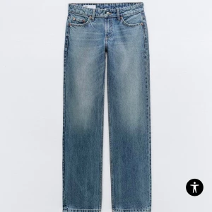 lågmidjade jeans  - snygga jeans, har ett par i 36 och ett par i 34. så om du vill köpa får du säga vilken storlek du vill ha. helt oanvända då dom inte alls sitter bra på mig