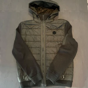 Mörkgrön stickad cardigan - Säljer nu min riktigt feta stickade cardigan från märket pier one då den inte sitter som förväntat. Den är varm och skön och passar perfekt till vår, höst och kyligare sommardagar. helt ny med tags men eftersom det är en billigare jacka kommer den med en hel del lösa trådar osv, skriv vid minsta fundering