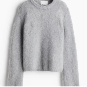 Grå mohair- och ulltröja från H&M Edition - Säljer en supermjuk och stilren grå tröja från H&M Edition i en blandning av mohair och ull. Helt ny med prislapp kvar! Storlek XS, passar bra på mig som är 158!❤️