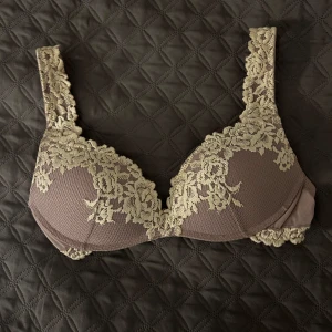Intimissimi bh - Jag säljer denna bh pågrund av att den är förstor. Den är knappt använd så den är i bra skick och köpt i somras. Mitt pris är 350kr och nypris är 519kr❤️