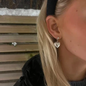 Silver örhängen  - Säljer dessa super söta hjärt örhängerna. De är silverfärgade och nickelfria. Köpte de av ett egenföretag på Instagram🥰 Fint skick