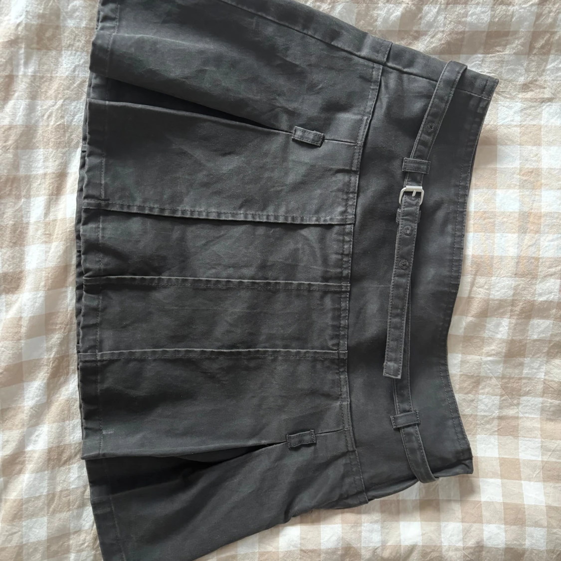 Grå kjol med bälte