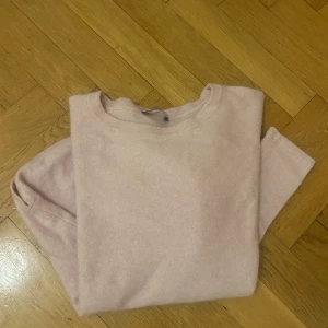 Ljusrosa kashmirtröja från Fiore! - Säljer en supermjuk ljusrosa kashmirtröja från Fiore. Har använt men inga defekter! Säljer då den inte kommer till användning längre. Pris kan diskuteras💕Storleken är antingen S eller M är lite osäker men sitter iaf som S!