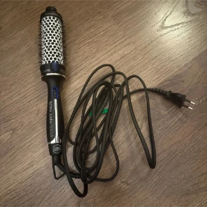 Björn Axén värme borste - ⚠️INTRESSE KOLL⚠️ jag undrar om någon är intresserad av men Björn Axén värme borste. Den är 38mm och nästan helt oanvänd! Jag köpte den för 999kr på Åhléns. Hör av dig om du är intresserad💕