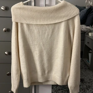 Beige tröja från H&M - Säljer en beige offshoulder tröja från H&M. Den är mjuk och bekväm, vilket gör den till ett mångsidigt plagg i garderoben. Passar både till jeans och kjol. Priset kan diskuteras❤️