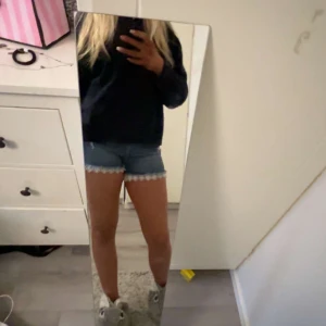 Jeansshorts med spetsdetaljer från Amisu - Snygga jeansshorts från Amisu i blå denim med slitna detaljer och vacker spetskant. Perfekta för en avslappnad sommarlook. De har en klassisk femficksdesign och knappgylf. Använd några gånger.