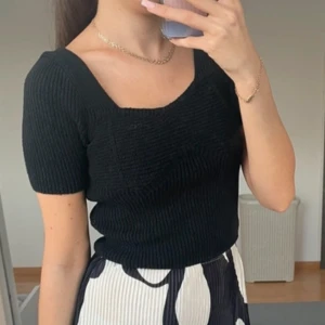 Virkad topp - Snygg svart ribbad topp med korta ärmar. Köpt från lindex