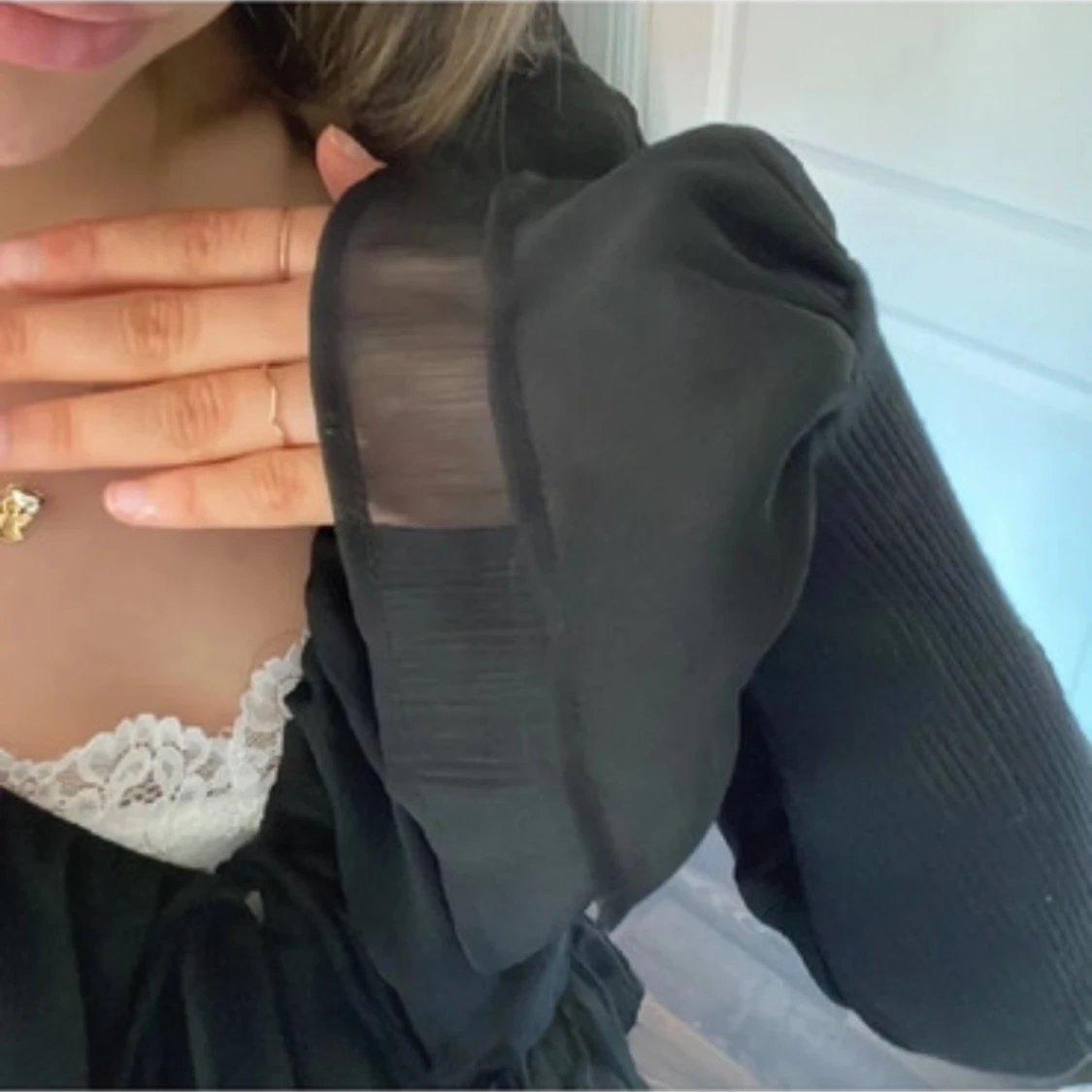 Svart blus med volangdetaljer - 90