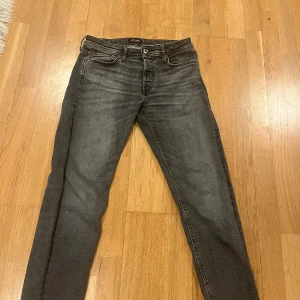 Grå jeansbyxor med tapered slim - Snygga grå svarta jeans med en modern tapered slim passform. Helt nya använda endast ett par gånger (nypris 900) om ni har frågor/funderingar hör av er!
