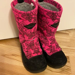 Rosa vinterstövlar med mönster - Säljer ett par rosa vinterstövlar från Kuoma. Stövlarna har en varm och mjuk insida i grått material. De kan däremot behöva en ny innersula.