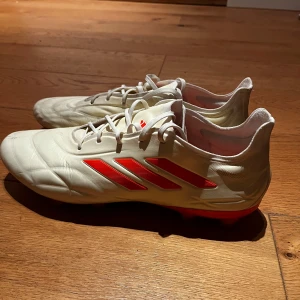 Adidas Copa pure 1 FG. - Säljer mina fotbollsskor då jag inte längre har någon användning av de längre. De är använda ca 10ggr. De är i storlek 48. Nypris är 2800kr, mitt pris 600kr. De är lite smutsiga med någon repa här och där men ingen direkt tänker på. 
